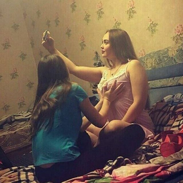 Yosh bola gomoseksual porno tomosha qilish uchun kochada siltanib ketdi.