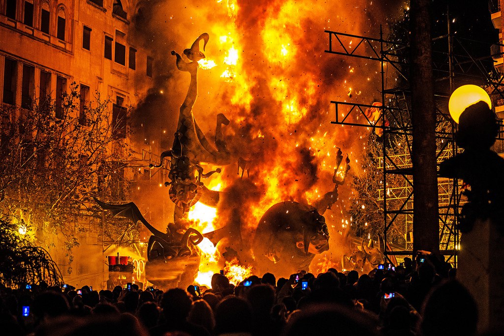 Las fallas. Праздник огня Фальяс Испания. Валенсия фестиваль Лас Фальяс. Фальяс в Валенсии. Фестиваль Фальяс в Валенсии.