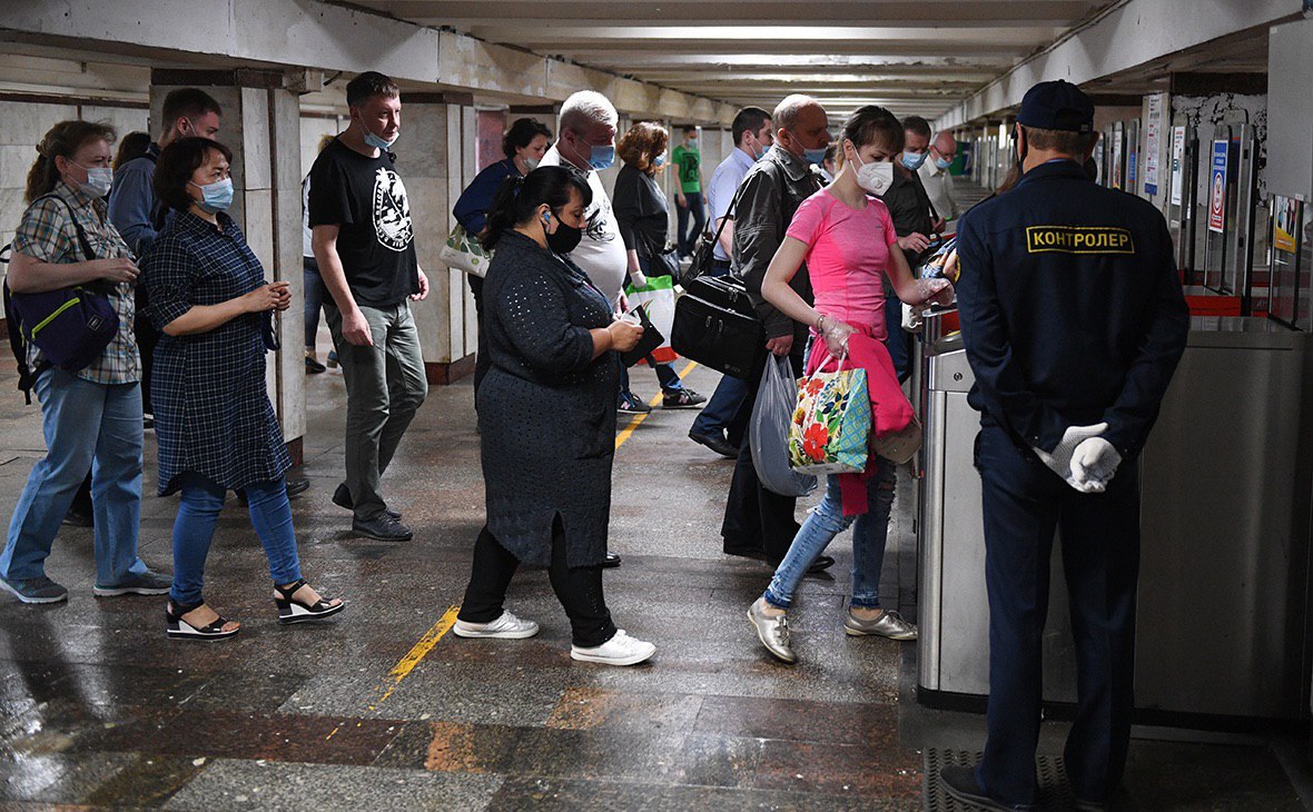 Полиция в Московском метро масочный режим