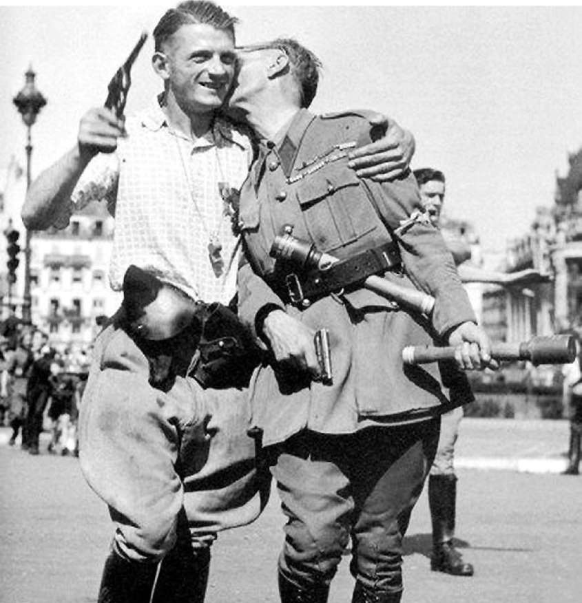 Мужеложество ссср. Нацисты и советские солдаты. Немецкие солдаты целуются. Солдаты нацистской Германии. Поцелуй фашиста.