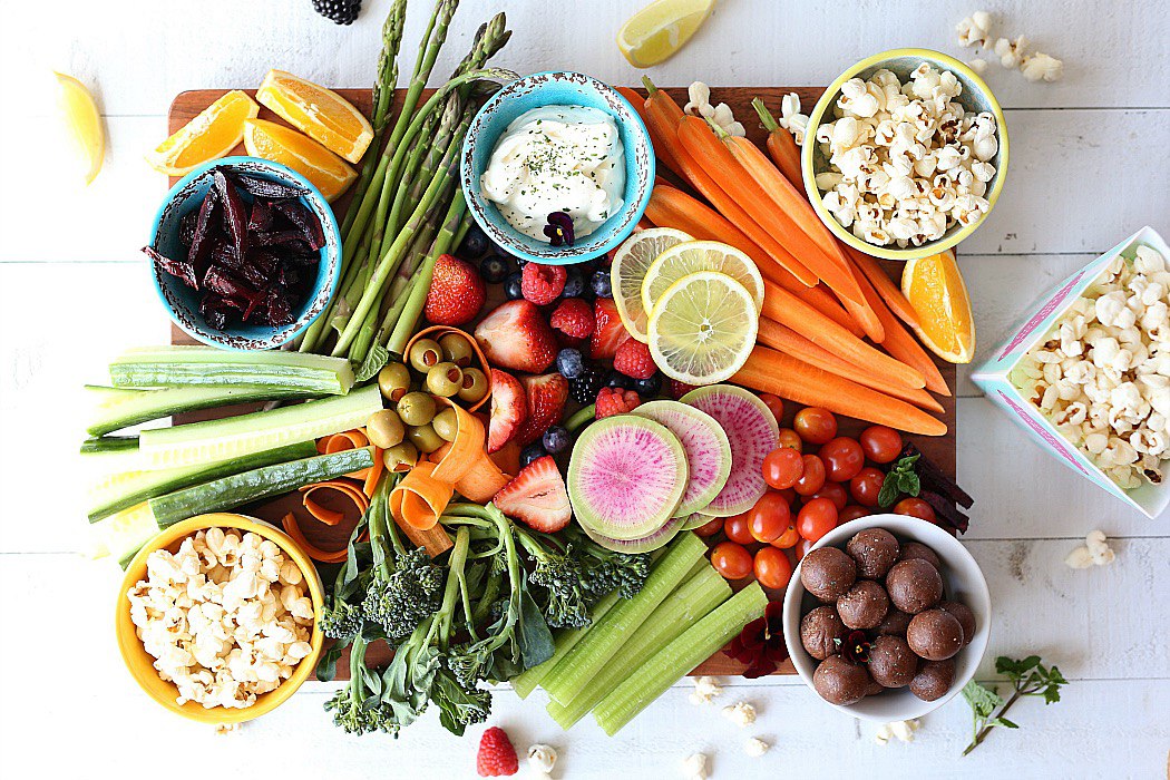 неправильное питание. неправильное питание и ожирение. питание и прыщи нутрициология. девушка кушает. правильное питание для мужчин.